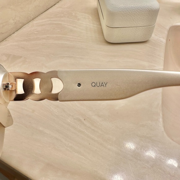 Quay pearl colored cat wide lens. Colored lens with lespecs case and duster - Picture 5 of 8